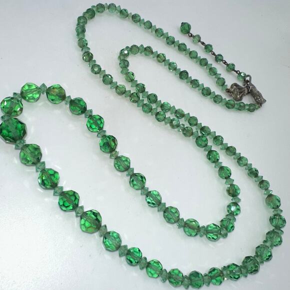 1950s vintage 38" green glass aurora borealis AB graduated beaded necklace - Picture 3 of 9